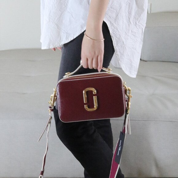 Marc Jacobs The Sure Shot Bag – Chic, Compact, and Versatile! - Picture 3 of 11